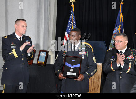 New York commande la garde nationale Sgt. Grand Anthony McLean accepte l'État de New York, médaille de bravoure au nom de Sgt. Henry Johnson au cours d'une cérémonie marquant l'affichage d'une médaille d'honneur décernée à titre posthume à Johnson pour ses actions de la Première Guerre mondiale, le lundi 9 novembre au capitole de l'État de New York à Albany (New York), également sur la photo au Major-général Patrick Murphy ( à droite) l'adjudant général de New York et le Colonel Dave Martinez, le commandant de la 369e Brigade de soutien. ( U.S. Army National Guard photo par le Sgt. Corine majeur Lombardo/ publié0 Banque D'Images