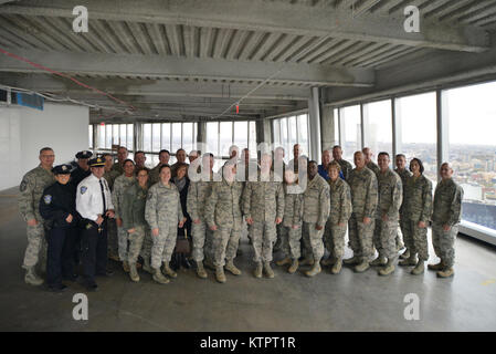 NEW YORK, NY - Membres du conseil consultatif de l'enrôle domaine posent pour un portrait de groupe au cours d'une visite du mémorial de Ground Zero, le World Trade Center et FDNY Ladder 10 pour leur conférence trimestrielle sur Veteran's Day, le 11 novembre 2015 dans le sud de Manhattan. Au cours de cette réunion, les membres ont parlé avec le 11 septembre 2001, les premiers intervenants, les membres de la New York City Fire Department, et avec le directeur de l'Air National Guard, le Lieutenant-général Stanley E. Clarke III. Juste avant la fin de l'événement, le général Clarke a été invité à rejoindre l'ordre de l'épée. Les objectifs de la CEAF est de fournir e Banque D'Images