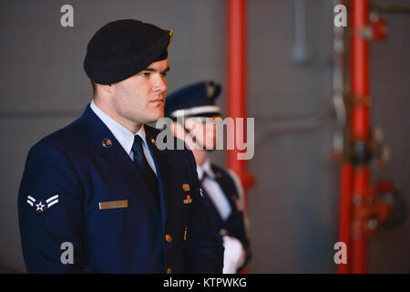 Les forces de sécurité d'un aviateur accompagne la 105e Escadre de transport aérien pendant la garde d'honneur de base de transfert de technologie dans la dignité. Le Sgt. Joseph Lemm sur le 28 décembre. Lemm a été tué en action lors d'un déploiement à l'aérodrome de Bagram, en Afghanistan le 21 décembre 2015. Le s.. Louis Bonacasa, un autre membre de la 105e Escadron de défense de la Base et quatre autres aviateurs canadiens ont également été tués dans l'attaque. (U.S. Photo de la Garde nationale aérienne SSgt Julio Olivencia/libérés) Banque D'Images