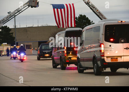 Le reste de l'escorte de police Tech. Le Sgt. Joseph Lemm de Stewart Air National Guard Base sur le 28 décembre. Lemm a été tué en action lors d'un déploiement à l'aérodrome de Bagram, en Afghanistan le 21 décembre 2015. Le s.. Louis Bonacasa, un autre membre de la 105e Escadron de défense de la Base et quatre autres aviateurs canadiens ont également été tués dans l'attaque. (U.S. Photo de la Garde nationale aérienne SSgt Julio Olivencia/libérés) Banque D'Images