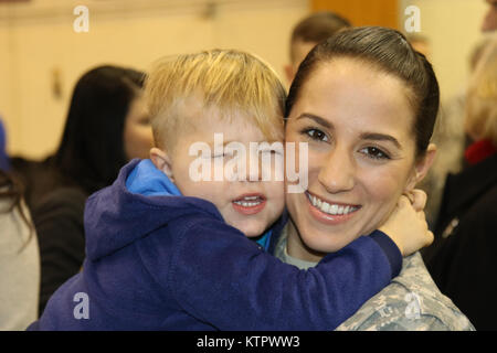 Le Sgt. Jessica Alese, membre de la Garde Nationale de New York's 442e Compagnie de Police Militaire, profite d'un moment avec sa famille immédiatement après la cérémonie de déploiement au Camp Smith Site de formation avant de partir pour d'instruction préalable au déploiement à Fort Hood, au Texas, le dimanche, 3 janvier. L'unité, basée en Jamaïque, Queens, est prévue pour le déploiement de la base navale de Guantanamo Bay, à Cuba pour les opérations de sécurité au début de 2016. (U.S. Photo de l'armée par le Sgt. Michael Davis/libérés) Banque D'Images