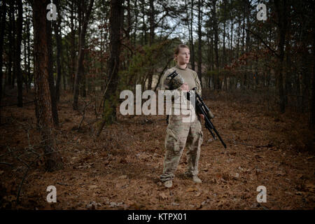 WESTHAMPTON BEACH, NY - Le s.. Callie un rang, une formation et l'entretien des armes de combat (CAMC) instructeur avec le 106e Escadron des Forces de sécurité de l'Escadre de sauvetage, pose pour un portrait à la portée de tir à Francis S. Gabreski Air National Guard Base, 09 janvier 2015. S'assurer que les instructeurs CATM aviateurs comprendre comment bien utiliser et entretenir leurs armes à la fois localement et sur le déploiement. (Garde nationale aérienne des États-Unis / Staff Sgt. Christopher S. Muncy / relâché) Banque D'Images