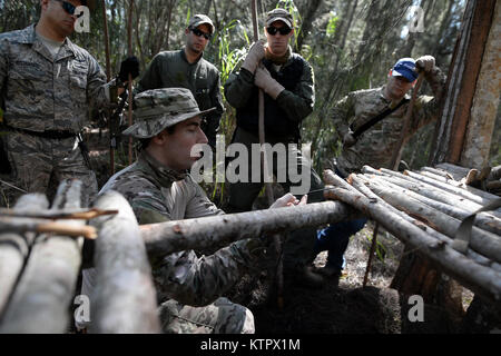 HOMESTEAD AIR RESERVE BASE, Floride - Le s.. Brian Alfano, un SERE (Survie, évasion, résistance, et s'Échapper) Instructeur avec le 103e Escadron de sauvetage mène une lutte contre la survie de l'eau et de formation à Homestead Air Reserve Base en Floride le 18 janvier 2016. Au cours de cette formation, les membres d'équipage acquis une formation de recyclage sur l'utilisation de leurs radios d'urgence, mouvements tactiques par difficiult terrain, comment construire des abris, des façons de faire un feu, et des méthodes pour se soustraire à l'ennemi. (Garde nationale aérienne des États-Unis / Le sergent Christopher S. Muncy / relâché) Banque D'Images