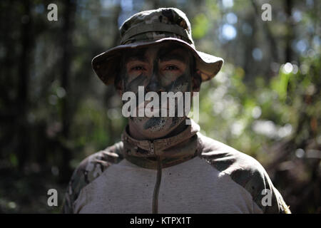 HOMESTEAD AIR RESERVE BASE, Floride - Le s.. Brian Alfano, un SERE (Survie, évasion, résistance, et s'Échapper) Instructeur avec le 103e Escadron de sauvetage mène une lutte contre la survie de l'eau et de formation à Homestead Air Reserve Base en Floride le 18 janvier 2016. Au cours de cette formation, les membres d'équipage acquis une formation de recyclage sur l'utilisation de leurs radios d'urgence, mouvements tactiques par difficiult terrain, comment construire des abris, des façons de faire un feu, et des méthodes pour se soustraire à l'ennemi. (Garde nationale aérienne des États-Unis / Le sergent Christopher S. Muncy / relâché) Banque D'Images