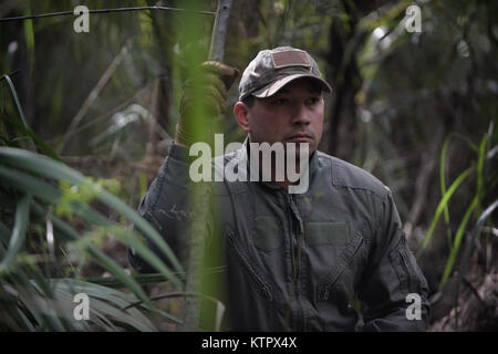 HOMESTEAD AIR RESERVE BASE, Floride - Le s.. Brian Alfano, un SERE (Survie, évasion, résistance, et s'Échapper) Instructeur avec le 103e Escadron de sauvetage mène une lutte contre la survie de l'eau et de formation à Homestead Air Reserve Base en Floride le 20 janvier 2016. Au cours de cette formation, les membres d'équipage acquis une formation de recyclage sur l'utilisation de leurs radios d'urgence, mouvements tactiques par difficiult terrain, comment construire des abris, des façons de faire un feu, et des méthodes pour se soustraire à l'ennemi. (Garde nationale aérienne des États-Unis / Le sergent Christopher S. Muncy / relâché) Banque D'Images