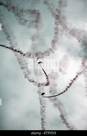 HOMESTEAD AIR RESERVE BASE, FL - Membres de l'équipe de démonstration de chevaliers d'or laisse des traces de fumée après la sortie de leur avion, un Fokker C-31A un saut d'entraînement à bord pendant plus de Homestead Air Reserve Base, Fl 21 Janvier, 2016. (Garde nationale aérienne des États-Unis / Staff Sgt. Christopher S. Muncy / relâché) Banque D'Images