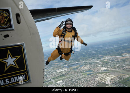 HOMESTEAD AIR RESERVE BASE, FL - Le Sergent de l'armée américaine. Dustin Gebhardt, membre de l'équipe de démonstration Golden Knights, salue comme il sort un Fokker C-31A un saut d'entraînement à bord pendant plus de Homestead Air Reserve Base, Fl 21 Janvier, 2016. (Garde nationale aérienne des États-Unis / Staff Sgt. Christopher S. Muncy / relâché) Banque D'Images