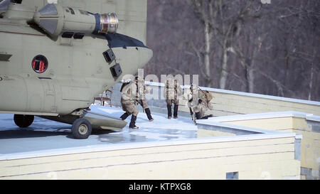 FORT DRUM - membres de la Garde nationale aérienne de New York's 274e Escadron d'opérations d'appui aérien (ASOS) descendre d'un hélicoptère CH-47F par la Garde Nationale de New York's Co. B, 3e bataillon du 126e,l'aviation sur un toit-LZ à Fort Drum, N.Y. formation en milieu urbain du site au cours de la formation commune, le samedi 5 mars 2016 . La 274ème mission est de conseiller les commandants de l'Armée américaine sur la meilleure façon d'utiliser les États-Unis et l'OTAN pour l'appui aérien rapproché. Le CH-47 a appuyé l'équipage de la finale de l'attaque conjointe des contrôleurs des 274e dans un exercice d'insertion d'air dans un environnement urbain. Nationale Américaine ( Banque D'Images