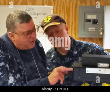 LEEDS, N.Y. -- l'État de New York (NYSNM La Milice navale) et New York Garde côtière ont tester l'unité principale d'une radio haute fréquence à bord du NYSNM nouvellement mis à niveau du poste de commandement mobile au New York Army National Guard armory ici le 10 mars. Les membres des milices, New York New York et les membres de la garde de la Garde nationale de l'armée de spécialistes des communications, également testé le poste de commandement radio nouvellement installés et informatisé d'identification automatique ici les 10 et 16 mars. Le système affiche des informations en temps réel sur le trafic de bateaux dans quelle que soit l'état de New York waterway la milice est en exploitation. La nouvelle interieurchau Banque D'Images