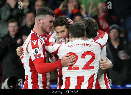 Stoke City's Ramadan Sobhi (centre) célèbre marquant son but premier du côté du jeu avec ses coéquipiers au cours de la Premier League match à la John Smith's Stadium, Huddersfield. Banque D'Images