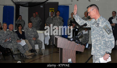 Le général Patrick Murphy, l'ancien adjudant général de New York, parle lors du changement de commandement des cérémonies à New York State Division de l'administration centrale des affaires militaires et navales, inLatham N.Y. le jeudi 7 avril, qu'il a remis au management de la Garde Nationale de New York au Général Anthony allemand. ( U.S. Army National Guard photo par le Sgt. Raymond Drumsta/libérés) Banque D'Images