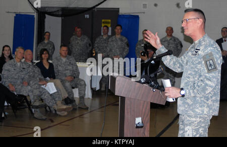 Le général Patrick Murphy, l'ancien adjudant général de New York, parle lors du changement de commandement des cérémonies à New York State Division de l'administration centrale des affaires militaires et navales, inLatham N.Y. le jeudi 7 avril, qu'il a remis au management de la Garde Nationale de New York au Général Anthony allemand. ( U.S. Army National Guard photo par le Sgt. Raymond Drumsta/libérés) Banque D'Images