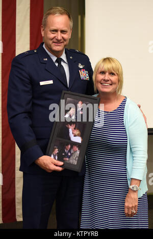 Le Brigadier-général Timothy J. LaBarge pose avec sa femme, Pétra, lors d'un rassemblement d'adieu au Stewart Air National Guard Base, Newburgh, New York le 14 mai 2016. BG LaBarge a récemment été nommé Chef d'état-major de la Garde nationale aérienne de New York, et renoncé à commande de la 105e Escadre de transport aérien au Colonel Howard N. Wagner. (U.S. Air National Guard photo de Tech. Le Sgt. Lee Guagenti/libérés) Banque D'Images