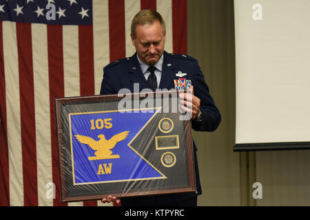 Le Brigadier-général Timothy J. LaBarge accepte l'aile guidon lors d'une réunion d'adieu au Stewart Air National Guard Base, Newburgh, New York le 14 mai 2016. BG LaBarge a récemment été nommé Chef d'état-major de la Garde nationale aérienne de New York, et renoncé à commande de la 105e Escadre de transport aérien au Colonel Howard N. Wagner. (U.S. Air National Guard photo de Tech. Le Sgt. Lee Guagenti/libérés) Banque D'Images