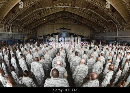 Les membres du 105e Airlift Wing former jusqu'à assister à une cérémonie de passation de commandement à la base de la Garde nationale aérienne Stewart, Newburgh, New York le 15 mai 2016. BG LaBarge a récemment été nommé Chef d'état-major de la Garde nationale aérienne de New York, et a quitté le commandement de la 105e Escadre de transport aérien au Colonel Howard N. Wagner. (U.S. Air National Guard photo de Tech. Le Sgt. Lee Guagenti/libérés) Banque D'Images