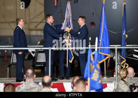 Le Brigadier-général Timothy J. LaBarge passe l'aile d'un drapeau au Général Anthony allemand au cours d'une cérémonie de passation de commandement au Stewart Air National Guard Base, Newburgh, New York le 15 mai 2016. BG LaBarge a récemment été nommé Chef d'état-major de la Garde nationale aérienne de New York, et renoncé à commande de la 105e Escadre de transport aérien au Colonel Howard N. Wagner. (U.S. Air National Guard photo de Tech. Le Sgt. Lee Guagenti/libérés) Banque D'Images