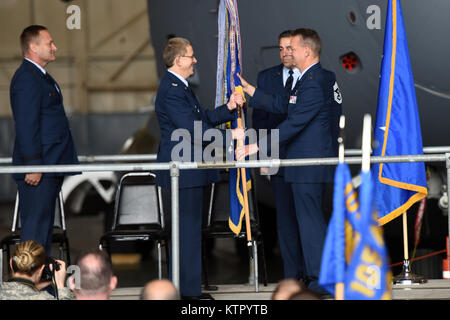 Le Colonel Howard N. Wagner passe l'aile d'un drapeau au Général Anthony allemand au cours d'une cérémonie de passation de commandement au Stewart Air National Guard Base, Newburgh, New York le 15 mai 2016. BG LaBarge a récemment été nommé Chef d'état-major de la Garde nationale aérienne de New York, et renoncé à commande de la 105e Escadre de transport aérien au Colonel Wagner. (U.S. Air National Guard photo de Tech. Le Sgt. Lee Guagenti/libérés) Banque D'Images