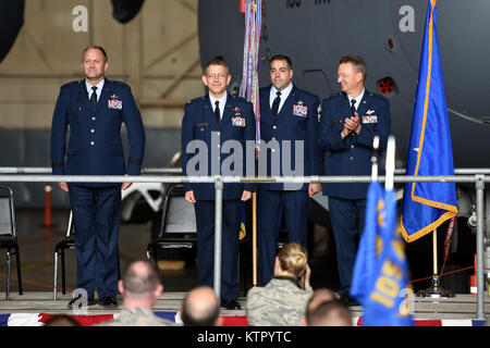 BG Timothy J. LaBarge, gauche, a récemment été nommé Chef d'état-major de la Garde nationale aérienne de New York, et a quitté le commandement de la 105e Escadre de transport aérien au Colonel Howard N. Wagner. deuxième de gauche, lors de la cérémonie de passation de commandement à la base de la Garde nationale aérienne Stewart, Newburgh, New York le 15 mai 2016. (U.S. Air National Guard photo de Tech. Le Sgt. Lee Guagenti/libérés) Banque D'Images