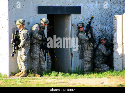 FORT DRUM - fantassins de la Compagnie Bravo, 2e Bataillon, 108e Régiment d'infanterie, participer à un exercice d'entraînement sur le terrain de l'entreprise ici le 20 mai. L'exercice, qui portait sur la prise de contact avec un ennemi simulé et agresser un ennemi tenu fief, fait partie d'un plus grand niveau d'un bataillon de l'opération qui a été utilisée pour aider à préparer l'unité pour sa prochaine rotation au Joint Readiness Training Centre prévu plus tard cette année. (US Army National Guard photo par le Sgt. Alexander Recteur/libéré) Banque D'Images