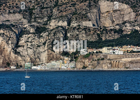 Falaises et le bord de l'architecture, Meta di Sorrento, Italie. Banque D'Images