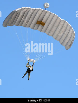 John Senior Airman Kosequat, 103e Escadron de sauvetage de l'équipe rouge NCOIC Senior, des parachutes dans la zone de chute au cours d'une formation de sauveteurs-parachutistes sautent sur la base aérienne d'Amari, 12 juin 2016 à la base aérienne d'Amari, l'Estonie dans le cadre de la grève 16 Sabre. Grève de sabre est un exercice multinational qui teste les capacités de divers aspects de l'armée impliqués. (U.S. Air National Guard photo/SSgt Blake Mize) Banque D'Images