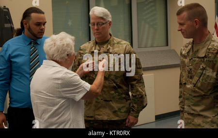 Le lieutenant-colonel Lynn Currier's promotion le 17 juin 2016 au Siège de DMNA Latham. Banque D'Images