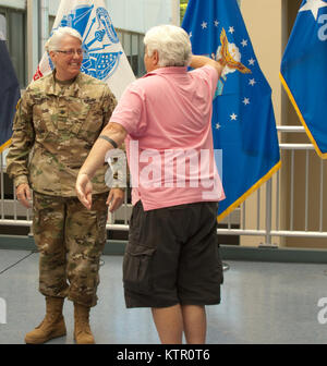 Le lieutenant-colonel Lynn Currier's promotion le 17 juin 2016 au Siège de DMNA Latham. Banque D'Images