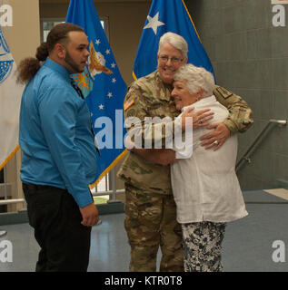 Le lieutenant-colonel Lynn Currier's promotion le 17 juin 2016 au Siège de DMNA Latham. Banque D'Images