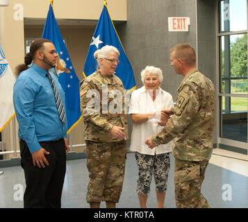 Le lieutenant-colonel Lynn Currier's promotion le 17 juin 2016 au Siège de DMNA Latham. Banque D'Images
