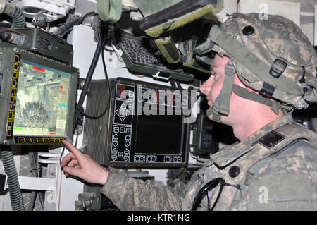 Texas Army National Guard Spec. Nathan Penwell, un véhicule de combat Stryker M1126 driver, attribué à la Société A, 1er Bataillon, 112e Stryker Brigade Combat Team vérifie l'équipement dans son M1126 Stryker Véhicule de combat tout en se préparant à la mise en œuvre de la zone d'entraînement au Joint Readiness Training Center, Ft. Polk, en Louisiane, le 17 juillet 2016. Les troupes sont déployées avec New York 3 000 soldats de la Garde nationale d'armée d'infanterie de la 27e Brigade Combat Team. Le groupe de travail formation permettra de perfectionner leurs compétences d'infanterie et la pratique l'intégration des opérations de combat allant de l'engagement des troupes d'infanterie en étroite comba Banque D'Images