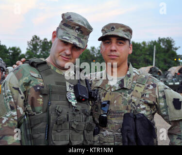 Les soldats de la Garde nationale de l'Armée de Pennsylvanie affectés à la Société A, 1er Bataillon, 112e Stryker Brigade Combat Team train au Joint Readiness Training Center, Ft. Polk, en Louisiane, le 17 juillet 2016. Les troupes sont déployées avec New York 3 000 soldats de la Garde nationale d'armée d'infanterie de la 27e Brigade Combat Team. Le groupe de travail formation permettra de perfectionner leurs compétences d'infanterie et la pratique l'intégration des opérations de combat allant de l'engagement des troupes d'infanterie au corps à corps avec l'ennemi à l'artillerie et des frappes aériennes, 9-30 juillet. Photo de l'armée par le Sgt. Corine majeur Lombardo. Banque D'Images