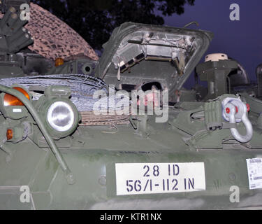 Texas Army National Guard Spec. Nathan Penwell, un M1126 Stryker conducteur de véhicule de combat se prépare à déployer le secteur d'entraînement de la Joint Readiness Training Center, Ft. Polk, en Louisiane, le 17 juillet 2016. Les troupes sont déployées avec New York 3 000 soldats de la Garde nationale d'armée d'infanterie de la 27e Brigade Combat Team. Le groupe de travail formation permettra de perfectionner leurs compétences d'infanterie et la pratique l'intégration des opérations de combat allant de l'engagement des troupes d'infanterie au corps à corps avec l'ennemi à l'artillerie et des frappes aériennes, 9-30 juillet. Photo de l'armée par le Sgt. Corine majeur Lombardo. Banque D'Images