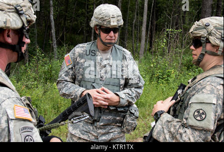 La Garde nationale de l'Armée de l'Ohio Le Lieutenant-colonel Andrew Stone, le 216e bataillon du génie, commandant parle de soldats de la 812e Co., à l'ingénieur de l'Armée Joint Readiness Training Center, Fort Polk, en Louisiane, le 18 juillet 2016. Les ingénieurs ont rejoint plus de 5 000 soldats d'autres unités de la Garde nationale de l'Armée de l'état, l'armée active et de l'armée des troupes de réserve dans le cadre de la 27ème Infantry Brigade Combat Team task force. Les soldats s'améliorer leurs compétences et la pratique l'intégration des opérations de combat allant de l'engagement des troupes d'infanterie au corps à corps avec l'ennemi à l'artillerie et des frappes aériennes, 9-30 juillet 2016. (U. Banque D'Images