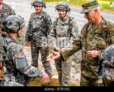 Virginia Army National Guard Brig. Le Général Mark Russo, adjudant général adjoint, présente un défi de monnaie pour la reconnaissance d'un travail bien fait obtenir tout l'équipement et le matériel chargé et expédiés de l'Ohio à la Louisiane au personnel. Le Sgt. Carrie Perkins, suppy sergent attribuée à la société C, 3e bataillon du 142e Régiment d'aviation, basée à Windsor Locks, Connecticut), lors d'une visite à l'Armée Joint Readiness Training Center, Fort Polk, en Louisiane, le lundi, Juillet 18, 2016. Le 3-142Aviation nd a rejoint plus de 5 000 soldats d'autres unités de la Garde nationale de l'Armée de l'état, l'armée active et réserve de l'Armée de tr Banque D'Images