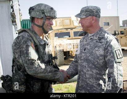 La commande de l'État de New York, le Sgt. Le Major David Piwowarski, le conseiller principal a fait appel à la Garde Nationale de New York, parle avec le s.. Jason Ebling, un analyste du renseignement avec le Siège Co., 27ème Infantry Brigade Combat Team, à la base d'opérations avancée guerrier, un composé fabriqué sur la Joint Readiness Training Center, Fort Polk, en Louisiane, le 20 juillet 2016. Les soldats de la 27e IBCT rejoint un autre 2 000 soldats d'autres unités de la Garde nationale de l'Armée de l'état, l'armée active et de l'Armée de troupes de réserve pour parfaire leurs connaissances et la pratique l'intégration des opérations de combat allant de l'infanterie Banque D'Images