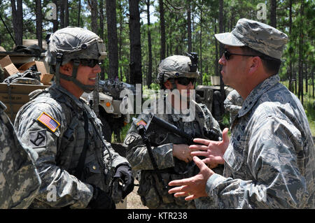 Le Massachusetts Air National Guard, le général Gary Keefe, l'adjudant général de la Garde nationale du Massachusetts (à droite) et le lieutenant-colonel Kenneth Wisniewski, commandant du 1er bataillon du 182ème Infantry basé dans la région de Melrose, Mass., discuter de la formation à l'Armée Joint Readiness Training Centre, à Fort Polk, en Louisiane, le mercredi 20 juillet 2016. Près de 700 soldats de la Garde nationale d'armée du Massachusetts s'est jointe à plus de 3 000 soldats d'infanterie de New York 27e Brigade Combat Team et un autre 1 000 soldats d'autres unités de la Garde nationale de l'Armée de l'état, l'armée active et de l'armée des troupes de réserve à la préparation conjointe Tr Banque D'Images