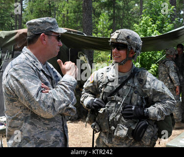 Le Massachusetts Air National Guard, le général Gary Keefe, l'adjudant général de la Garde nationale du Massachusetts (à droite) et le lieutenant-colonel Kenneth Wisniewski, commandant du 1er bataillon du 182ème Infantry basé dans la région de Melrose, Mass., discuter de la formation à l'Armée Joint Readiness Training Centre, à Fort Polk, en Louisiane, le mercredi 20 juillet 2016. Près de 700 soldats de la Garde nationale d'armée du Massachusetts s'est jointe à plus de 3 000 soldats d'infanterie de New York 27e Brigade Combat Team et un autre 1 000 soldats d'autres unités de la Garde nationale de l'Armée de l'état, l'armée active et de l'armée des troupes de réserve à la préparation conjointe Tr Banque D'Images