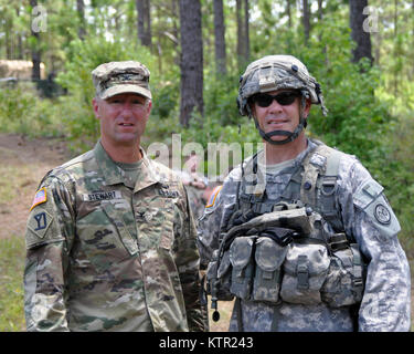 Le Massachusetts Army National Guard Le colonel Thomas Stewart, la Garde nationale du Massachusetts Sous-chef d'état-major (à gauche) et le lieutenant-colonel Kenneth Wisniewski, commandant du 1er bataillon du 182ème Infantry basé dans la région de Melrose, Mass., posent pour une photo lors de l'examen de la formation à l'Armée Joint Readiness Training Centre, à Fort Polk, en Louisiane, le mercredi 20 juillet 2016. Près de 700 soldats de la Garde nationale d'armée du Massachusetts s'est jointe à plus de 3 000 soldats d'infanterie de New York 27e Brigade Combat Team et un autre 1 000 soldats d'autres unités de la Garde nationale de l'Armée de l'état, l'armée active et réserve de l'Armée de tr Banque D'Images