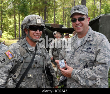 Le Massachusetts Air National Guard, le général Gary Keefe, l'adjudant général de la Garde nationale du Massachusetts (à droite) reçoit un défi médaille du Lieutenant-colonel Kenneth Wisniewski, commandant du 1er bataillon du 182ème Infantry basé dans la région de Melrose, Massachusetts, au cours de la formation à l'Army's Joint Readiness Training Centre, à Fort Polk, en Louisiane, le mercredi 20 juillet 2016. Près de 700 soldats de la Garde nationale d'armée du Massachusetts s'est jointe à plus de 3 000 soldats d'infanterie de New York 27e Brigade Combat Team et un autre 1 000 soldats d'autres unités de la Garde nationale de l'Armée de l'état, l'armée active et de l'armée des troupes de réserve Banque D'Images