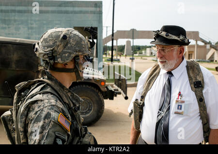 New York de la Garde nationale de l'Armée Le lieutenant-colonel Don Makay, commandant du 1er Bataillon, 69ème Infantry parle au maire de la ville fictive de Dara Lam au Joint Readiness Training Center, Ft. Polk, en Louisiane, le 23 juillet 2016. Environ 3 000 soldats de New York a rejoint 2 000 autres unités de la Garde nationale de l'Armée de l'état, l'armée active et de l'armée des troupes de réserve dans le cadre de la 27ème Infantry Brigade Combat Team task force. Les soldats ont perfectionné leurs compétences et la pratique de l'intégration des opérations de combat allant de l'engagement des troupes d'infanterie au corps à corps avec un ennemi à l'artillerie et des frappes aériennes, 9 juillet- Banque D'Images