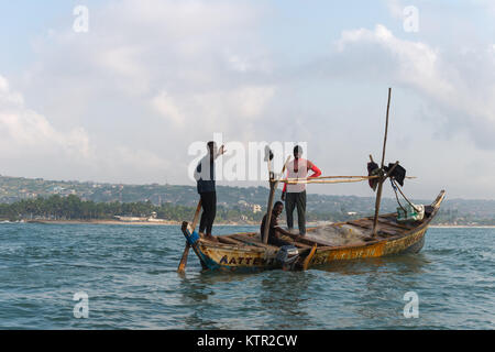 Net-pêche dans un bateau le long de la Côte d'or, Région du Centre, le Ghana, l'Afrique Banque D'Images
