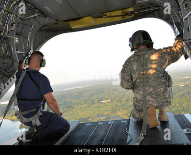 New York Army National Guard CH-47 modèle F quitte l'Armée de soutien d'Aviation à Rochester, N.Y. Pour Stratton Air National Guard Base à Schenectady, N.Y. le 27 juillet 2016, les aviateurs et membres de l'équipage de 1 détachement, la Compagnie B, 3e bataillon du 126e Régiment d'aviation ramassé les membres en service de la Garde Nationale de New York's 2ème armes de destruction massive de l'équipe de soutien civil (CST) et a atterri à la base de la Garde nationale aérienne de Burlington au Vermont. Le bataillon fait partie de la 42e Brigade d'aviation de combat. (U.S. Photo de Garde Nationale d'armée par le capitaine Jean Marie Kratzer) Banque D'Images