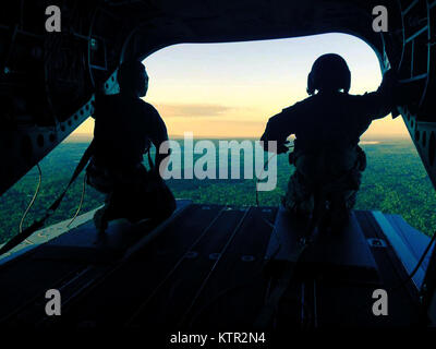 New York Army National Guard CH-47 modèle F quitte l'Armée de soutien d'Aviation à Rochester, N.Y. Pour Stratton Air National Guard Base à Schenectady, N.Y. le 27 juillet 2016, les aviateurs et membres de l'équipage de 1 détachement, la Compagnie B, 3e bataillon du 126e Régiment d'aviation ramassé les membres en service de la Garde Nationale de New York's 2ème armes de destruction massive de l'équipe de soutien civil (CST) et a atterri à la Burlington Air National Guard Base. Le bataillon fait partie de la 42e Brigade d'aviation de combat. (U.S. Photo de Garde Nationale d'armée par le capitaine Jean Marie Kratzer) Banque D'Images