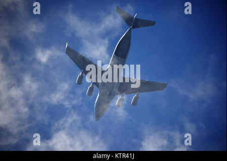 WESTHAMPTON BEACH, NY - Pararescuemen et le sauvetage de combat (aussi connu sous le nom de PJ et de l'ORC, respectivement) de procéder à des sauts de l'arrière d'un C-17 Globemaster sur FS Gabreski ANG le 30 août 2016. Le C-17, après avoir décollé de la base aérienne McChord, a chuté sur le terrain du personnel de sauvetage plusieurs fois tout au long de la journée. (Garde nationale aérienne des États-Unis / Le sergent Christopher S. Muncy / relâché) Banque D'Images