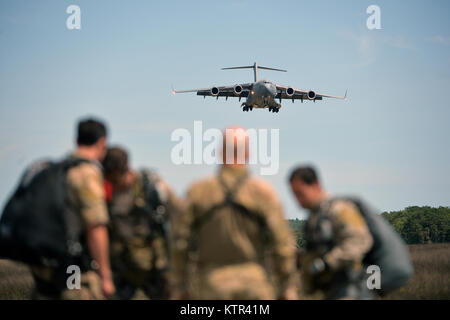 WESTHAMPTON BEACH, NY - Pararescuemen et le sauvetage de combat (aussi connu sous le nom de PJ et de l'ORC, respectivement) avec le 103e Escadron de sauvetage se préparent à bord d'un C-17 Globemaster pour une série de sauts d'entraînement plus FS Gabreski ANG le 30 août 2016. Le C-17, après avoir décollé de la base aérienne McChord, a chuté sur le terrain du personnel de sauvetage plusieurs fois tout au long de la journée. (Garde nationale aérienne des États-Unis / Le sergent Christopher S. Muncy / relâché) Banque D'Images