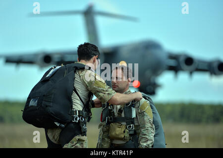 WESTHAMPTON BEACH, NY - Pararescuemen et le sauvetage de combat (aussi connu sous le nom de PJ et de l'ORC, respectivement) avec le 103e Escadron de sauvetage se préparent à bord d'un C-17 Globemaster pour une série de sauts d'entraînement plus FS Gabreski ANG le 30 août 2016. Le C-17, après avoir décollé de la base aérienne McChord, a chuté sur le terrain du personnel de sauvetage plusieurs fois tout au long de la journée. (Garde nationale aérienne des États-Unis / Le sergent Christopher S. Muncy / relâché) Banque D'Images