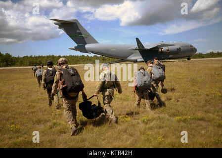 WESTHAMPTON BEACH, NY - Pararescuemen et le sauvetage de combat (aussi connu sous le nom de PJ et de l'ORC, respectivement) avec le 103e Escadron de sauvetage se préparent à bord d'un C-17 Globemaster pour une série de sauts d'entraînement plus FS Gabreski ANG le 30 août 2016. Le C-17, après avoir décollé de la base aérienne McChord, a chuté sur le terrain du personnel de sauvetage plusieurs fois tout au long de la journée. (Garde nationale aérienne des États-Unis / Le sergent Christopher S. Muncy / relâché) Banque D'Images