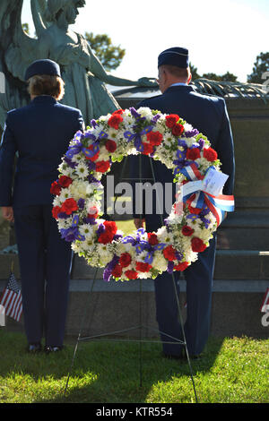 MENANDS, NY-- Le Brigadier général Thomas J. Owens, adjudant général adjoint pour la garde nationale aérienne de New York et New York Air National Guard Master-chef du Commandement de la Sgt. Amy Giaquinto (gauche) avant de placer une couronne de fleurs sur la tombe du Président Chester Arthur, le 21e président des États-Unis qui est enterré dans le cimetière rural d'Albany le 5 octobre 2016. La Garde Nationale de New York représente la Maison Blanche dans ce cas chaque année à la fin de l'anniversaire du président. (U.S Army National Guard photo : capt Jean Marie Kratzer) Banque D'Images