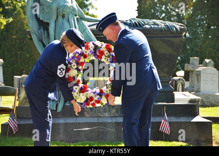 MENANDS, NY-- Le Brigadier général Thomas J. Owens, adjudant général adjoint pour la garde nationale aérienne de New York et New York Air National Guard Master-chef du Commandement de la Sgt. Amy Giaquinto (gauche) place une couronne sur la tombe du Président Chester Arthur, le 21e président des États-Unis qui est enterré dans le cimetière rural d'Albany le 5 octobre 2016. La Garde Nationale de New York représente la Maison Blanche dans ce cas chaque année à la fin de l'anniversaire du président. (U.S Army National Guard photo : capt Jean Marie Kratzer) Banque D'Images