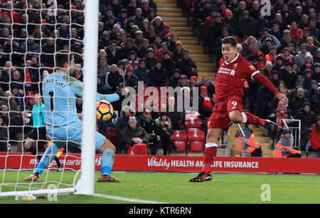 Le centre de Liverpool, Roberto Firmino marque son deuxième but du côté du jeu au cours de la Premier League match à Anfield, Liverpool. Banque D'Images